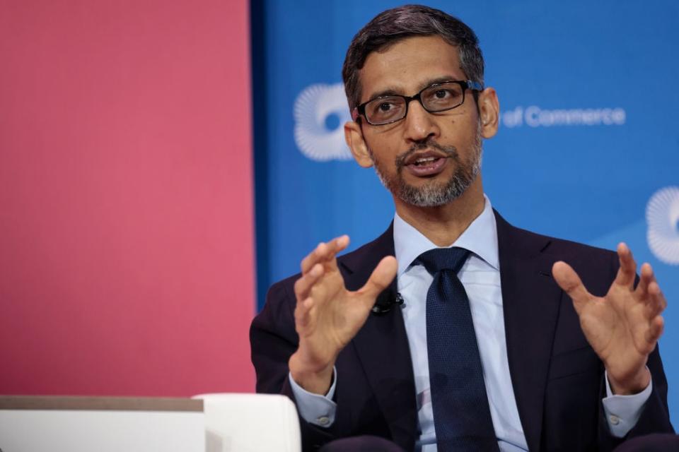 Der Google-Mutterkonzern Alphabet und sein CEO Sundar Pichai stehen unter Druck. Entlassungen und der erfolgreiche Chatbot Chat GPT könnten die Quartalszahlen dämpfen. - Copyright: Getty Images / Anna Moneymaker / Staff