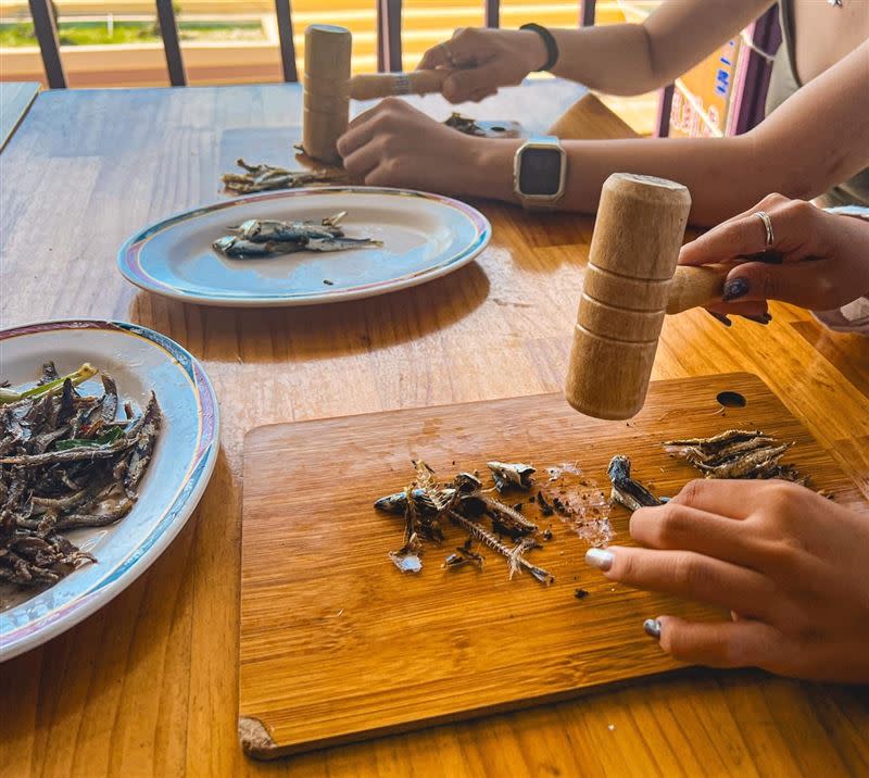 澎湖國家風景區管理處規劃行程，遊客可體驗傳統敲魚乾。（圖／澎湖國家風景區管理處 提供)