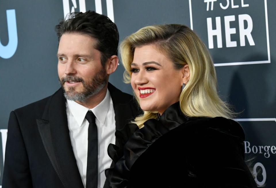 santa monica, california january 12 l r brandon blackstock and kelly clarkson attend the 25th annual critics choice awards at barker hangar on january 12, 2020 in santa monica, california photo by frazer harrisongetty images