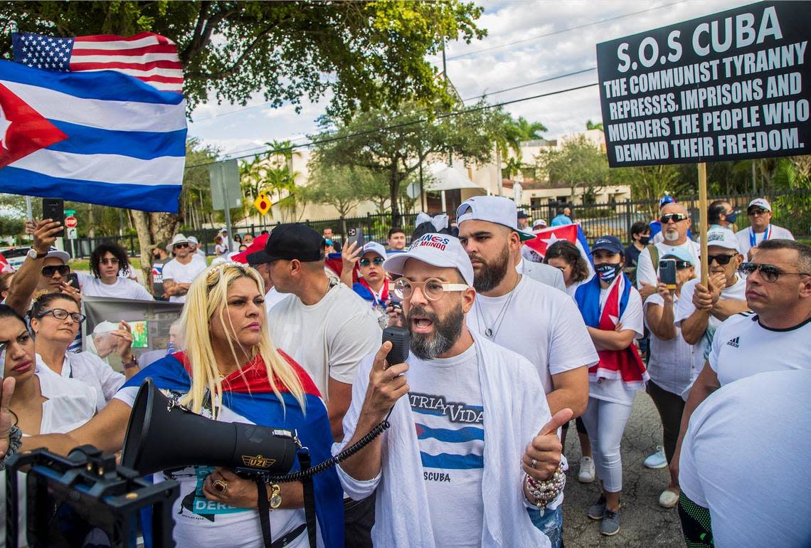 Alex Otaola, habla a un grupo de exiliados cubanos que protestaron frente a la Arquidiócesis de Miami este sábado 30 de octubre de 2021 por la negación de entrada a cientos de cubanos al Vaticano el pasado domingo 24 de octubre.