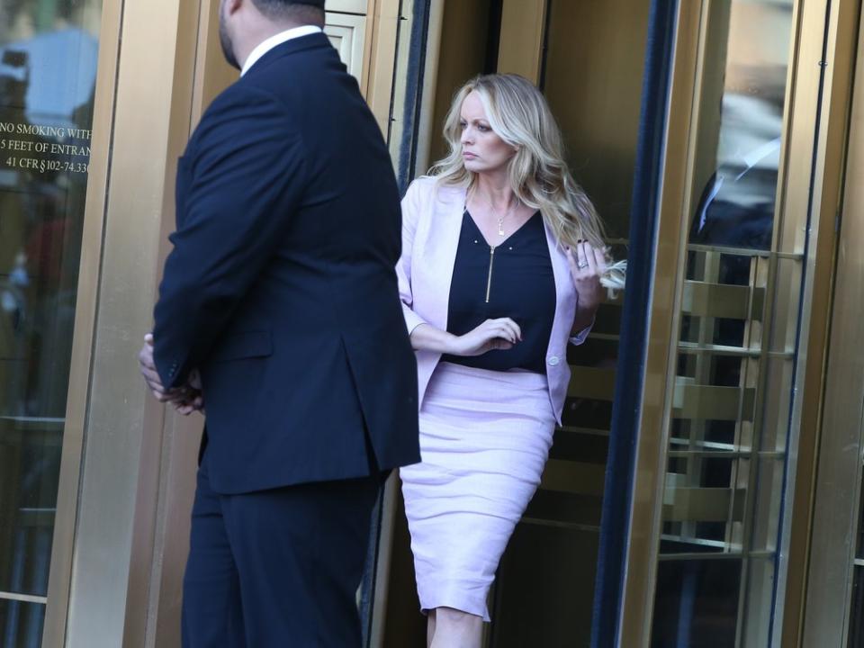 Die Affäre um Ex-Pornostar Stormy Daniels hat Ex-Präsident Donald Trump vor Gericht gebracht. (Bild: a katz/Shutterstock)