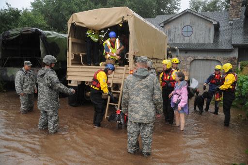 Guardias de la Armada Nacional de EEUU ayudan a habitantes de Boulder County, Colorado, el 12 de septiembre de 2013. (/AFP | Joseph K. VonNida)