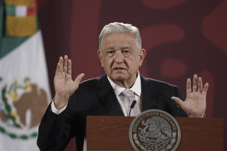 El presidente de México, Andrés Manuel López Obrador, da su conferencia de prensa diaria en el Palacio Nacional de la Ciudad de México, el viernes 8 de julio de 2022. (Foto AP/Moises Castillo)