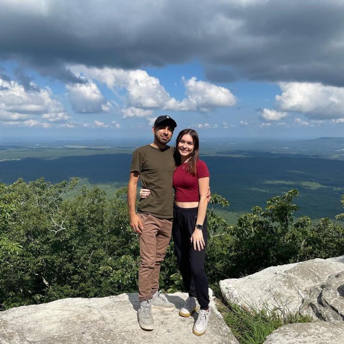 Adam Simjee et Mikayla Paulus visitaient la forêt nationale de Talladega dimanche lorsqu'ils ont été volés;  Simjee a été abattu et est décédé des suites de ses blessures.