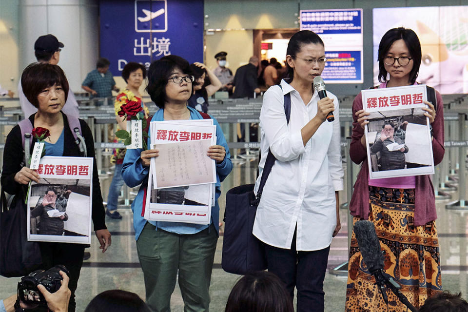 早前李明哲妻李凈瑜（右二）登機往北京尋夫前，台胞證遭中國註銷。