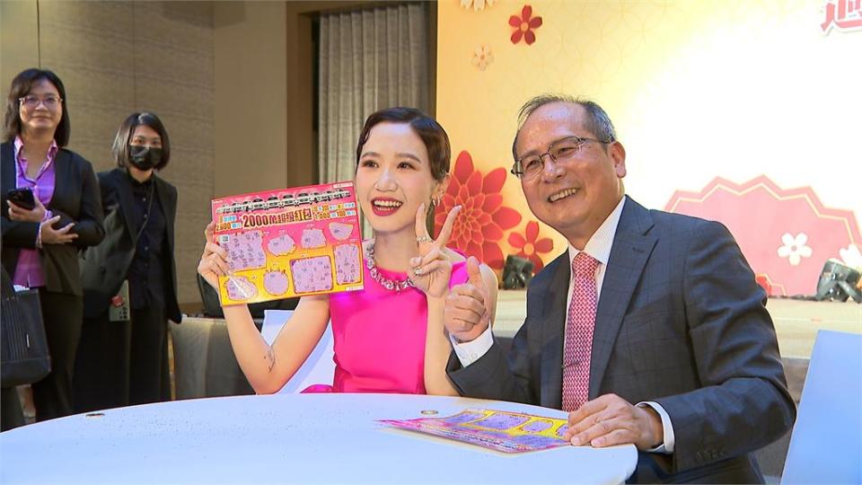 台彩春節加碼9.7億元！　代言人LULU現場刮中2000元