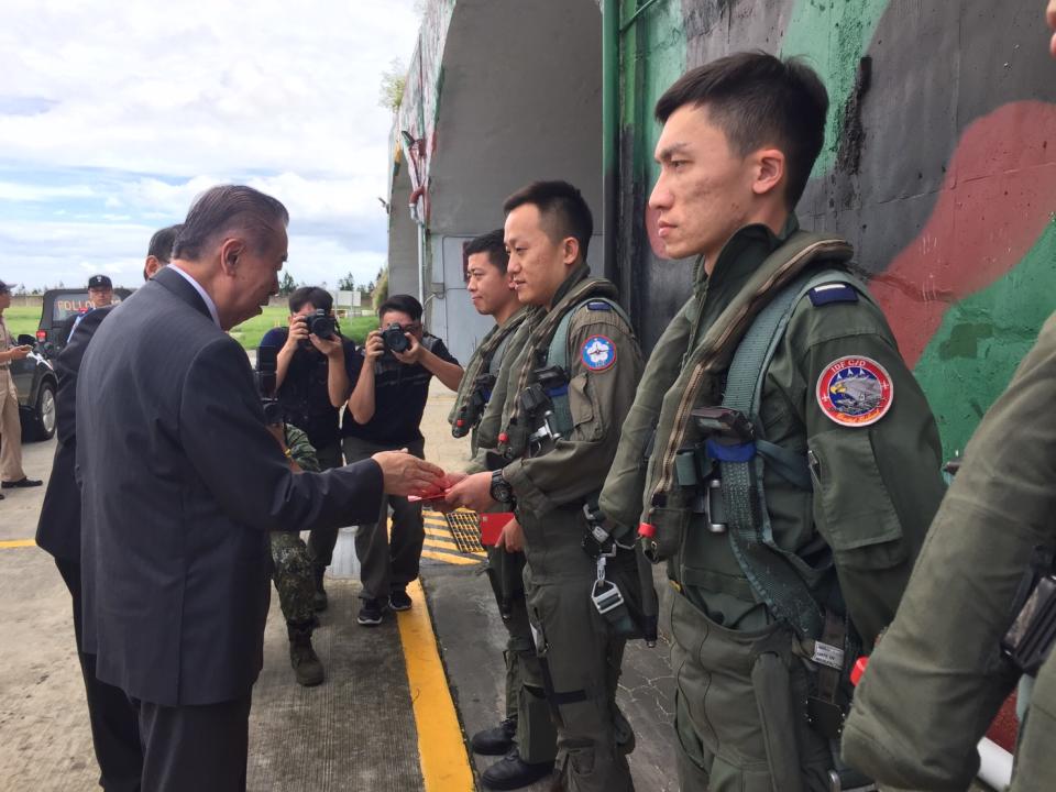 軍友社理事長李棟樑率團前往馬公基地慰勞空軍第28作戰隊飛官執勤捍衛台海領空。（中央社）