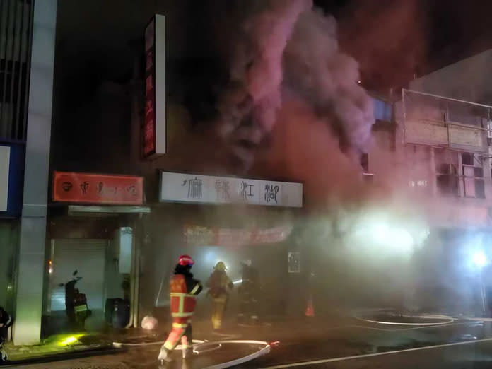 東市中華路鬧區火鍋店半夜驚傳火警，店家老闆輕傷，老闆娘加護病房觀察中。（記者鄭錦晴翻攝）