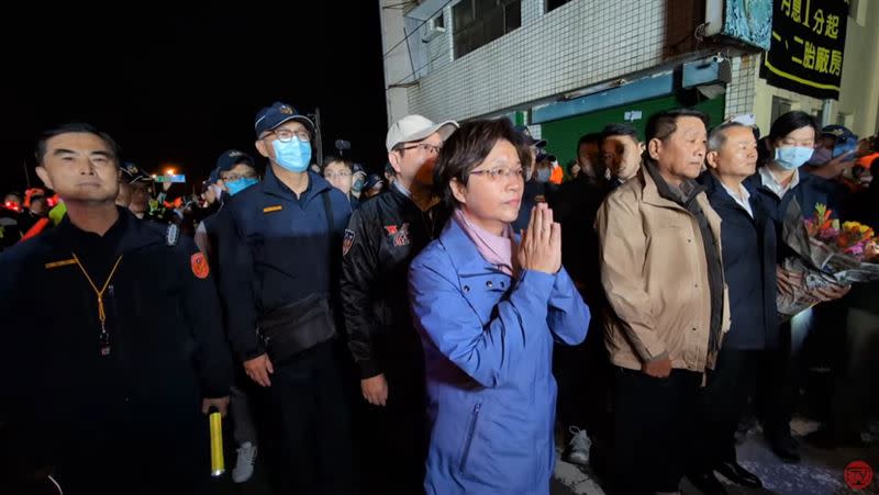 ，彰化縣長王惠美與警方在彰化與台中的交接處迎接白沙屯媽祖。（圖／翻攝自白沙屯媽祖網路電視台）