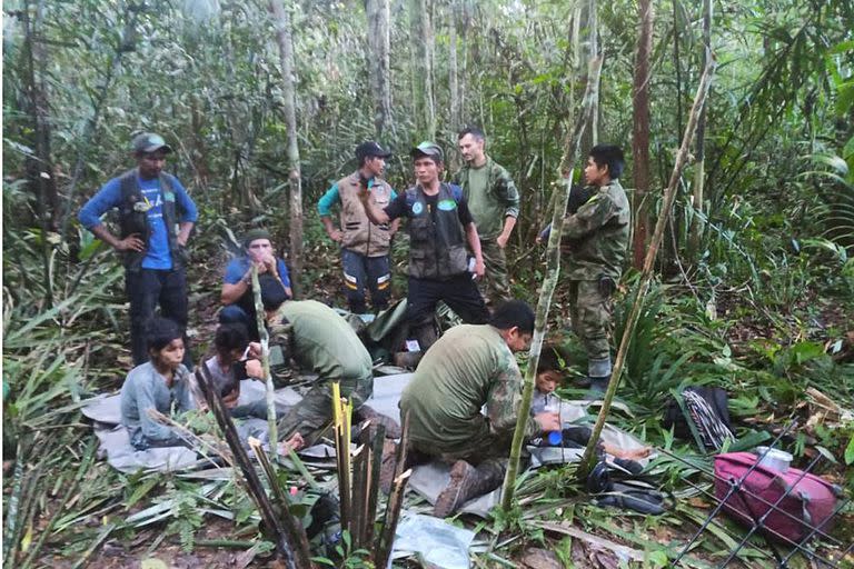 Después de 40 días encuentran con vida a los cuatro niños perdidos en la selva del Guaviare.