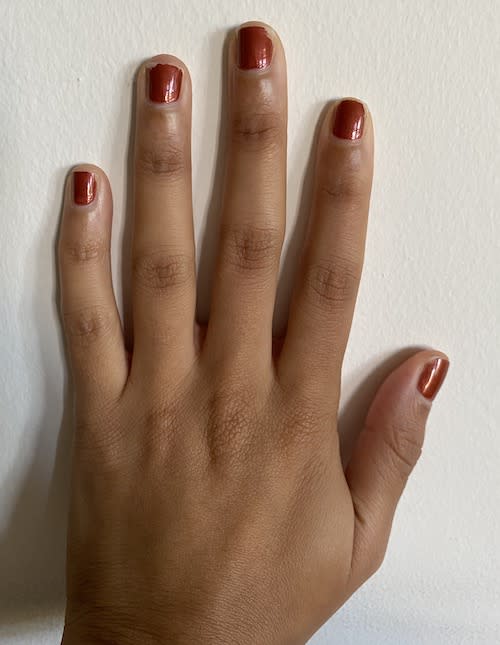 Este esmalte de uñas por 8 dólares en Amazon preserva el brillo y el color durante más tiempo y mantiene las uñas casi perfectas como una manicura de gel