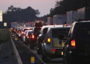 <p>Auf der Interstate 75, die Florida mit dem nördlich gelegenen Bundesstaat Georgia verbindet, staut sich der Verkehr. Zehntausende Familien bringen sich über die Route derzeit in Sicherheit. (Bild: AP Photo/John Bazemore) </p>