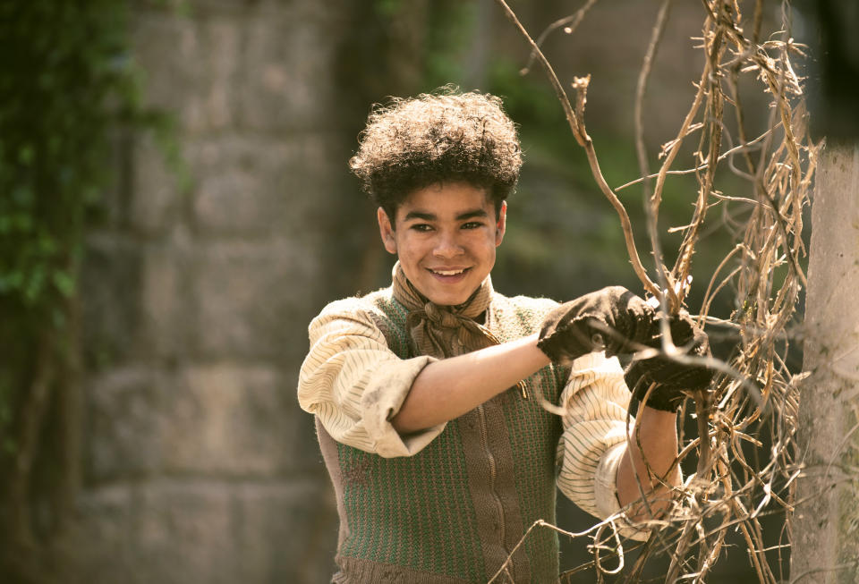 Amir Wilson en una escena de "The Secret Garden" en una imagen proporcionada por STXfilms. (STXfilms via AP)