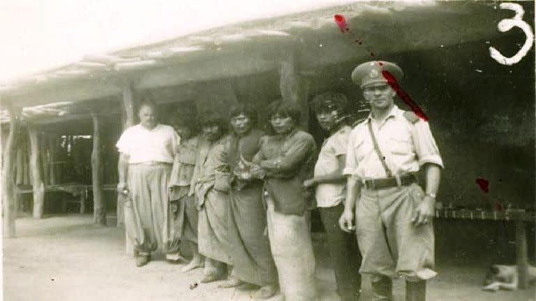 Indios Pilagá prisioneros fotografiados con un gendarme.