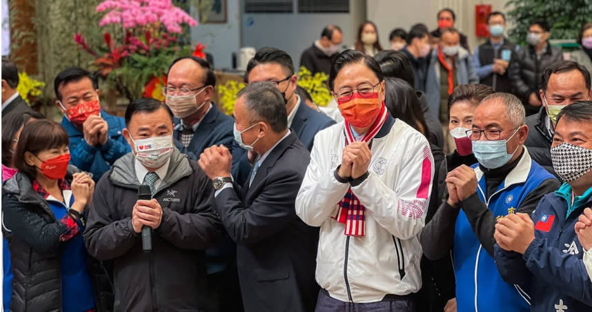 桃園市長張善政今日上午接連出席桃園市政府、市議會新春團拜，桃園市議會議長邱奕勝表示，今年新春走春時，許多長者反映已領到敬老金。（圖／桃園市政府提供）