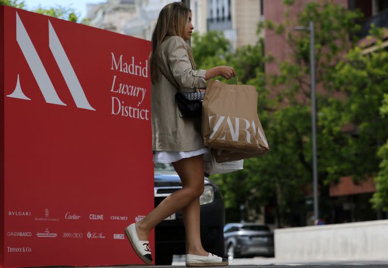 Una persona lleva bolsas de la compra en el céntrico barrio de Salamanca, en Madrid, España