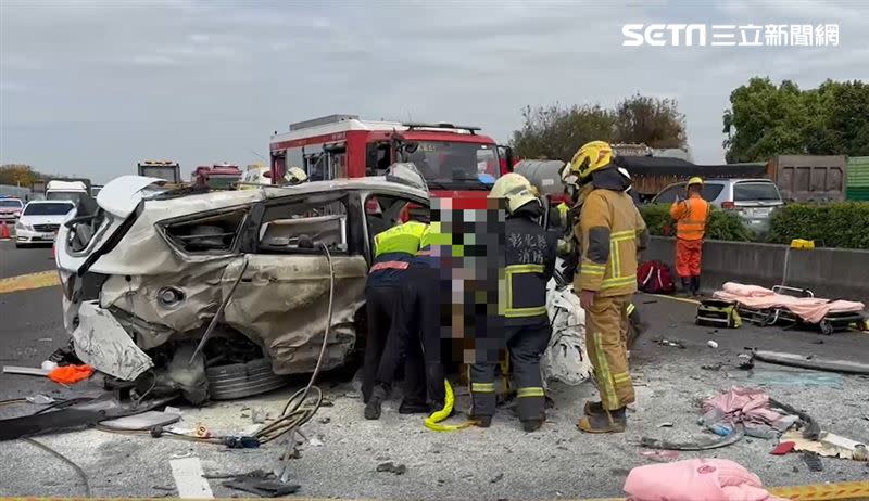 轎車受到大貨車碰撞、擠壓，受損嚴重，車身支離，零件散落滿地，其中一輛大貨車甚至冒煙起火，幸好用滅火器自行撲滅。（圖／翻攝畫面）