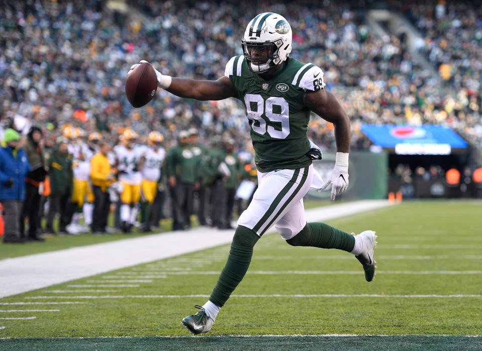 EAST RUTHERFORD, NJ - DECEMBER 23: Chris Herndon #89 of the New York Jets scores a touchdown against the Green Bay Packers during the third quarter at MetLife Stadium on December 23, 2018 in East Rutherford, New Jersey.  (Photo by Sarah Stier/Getty Images)