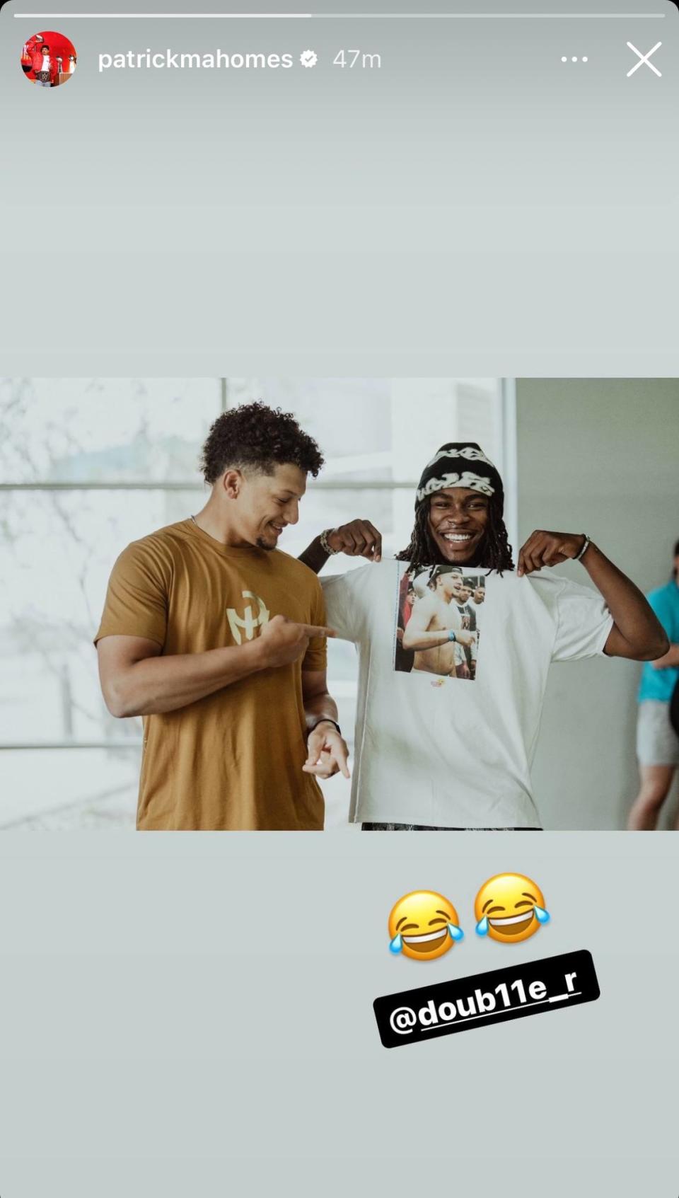 Patrick Mahomes got a kick out of Rashee Rice’s shirt.