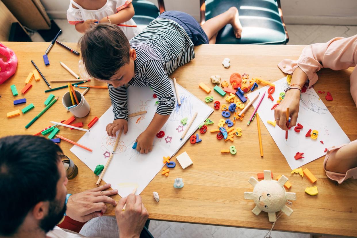 Diese zweifache Mutter und Influencerin greift zum Basteln, um ihre Kinder, während der Freizeit zu bespaßen. - Copyright: FreshSplash / Getty Images