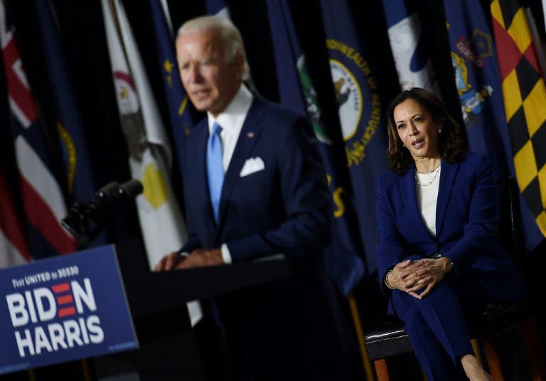 Kamala Harris écoute Joe Biden, candidat démocrate à la présidentielle américaine dont elle est la colistière, le 12 août 2020 à Wilmington, dans le Delaware - Olivier DOULIERY © 2019 AFP