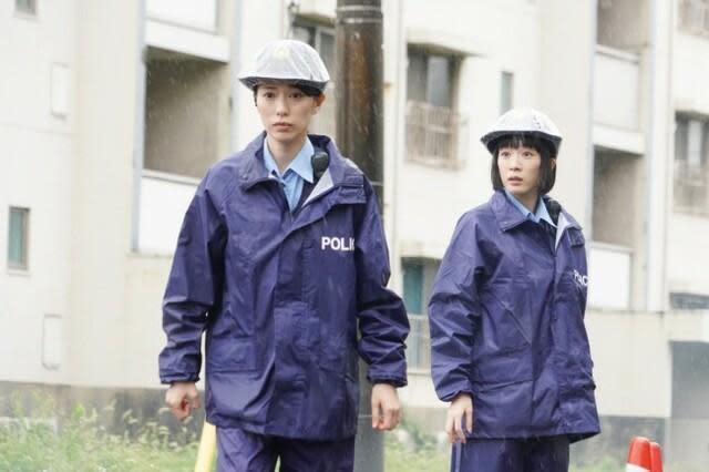 《秘密內幕-女警的反擊-》最新一集中，戶田惠梨香（左）和永野芽郁一起出任務到車禍現場，發現嬰兒當場飛出車外死亡。（翻攝自crankin）