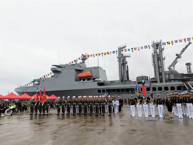 海軍敦睦艦隊19日凌晨抵達基隆港，並自上午9時起開放民眾登艦參觀。圖為磐石軍艦。（張志康攝）