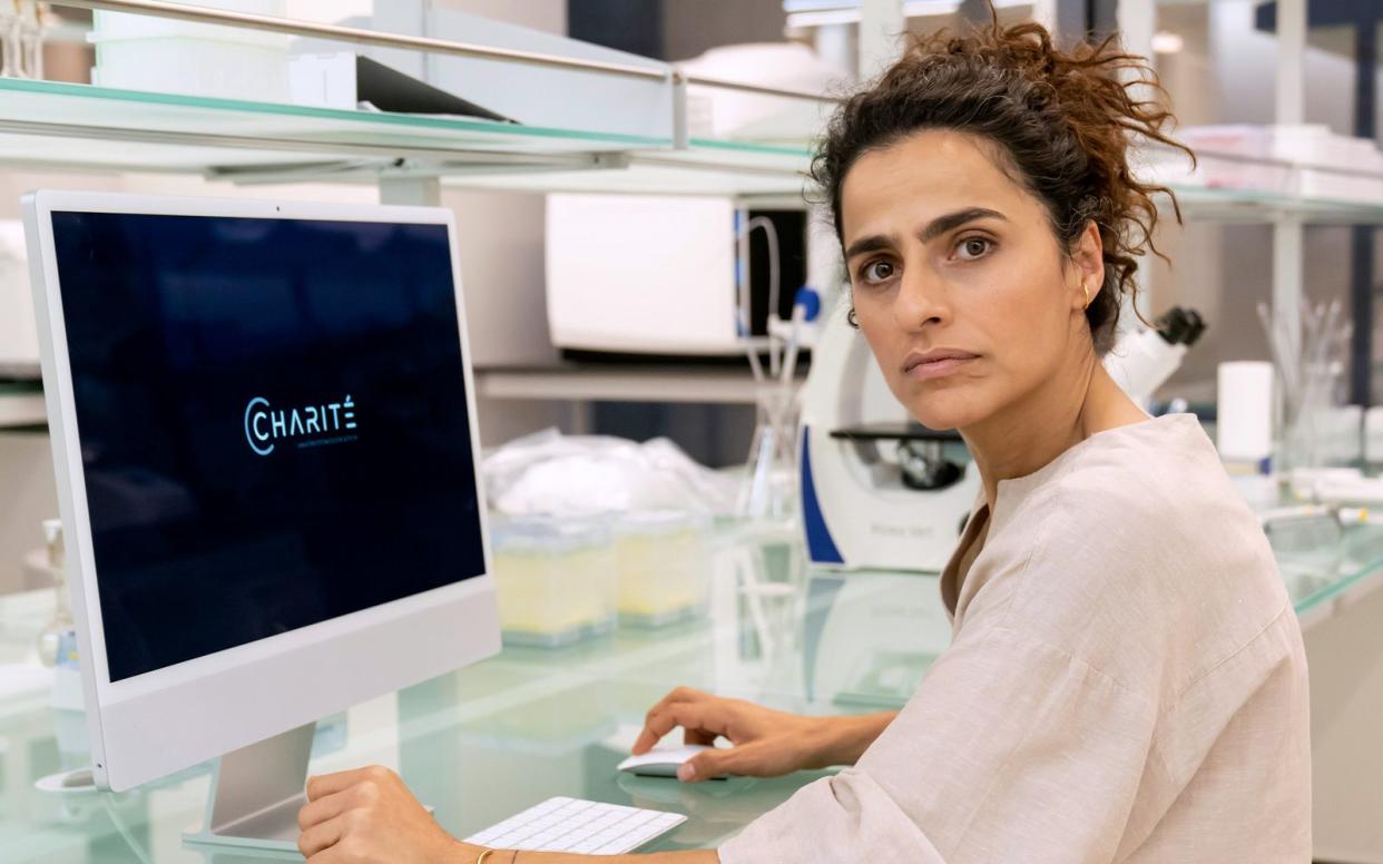 Sesede Terziyan spielt in der vierten Charité-Staffel Dr. Maral Safadi. Die möchte in ihrem neuen Amt als Leiterin der Mikrobiologie am Berliner Vorzeigekrankenhaus experimentelle Wege bei der Behandlung neuer und unerforschter Krankheiten gehen. (Bild: ARD/MDR/Armanda Claro)