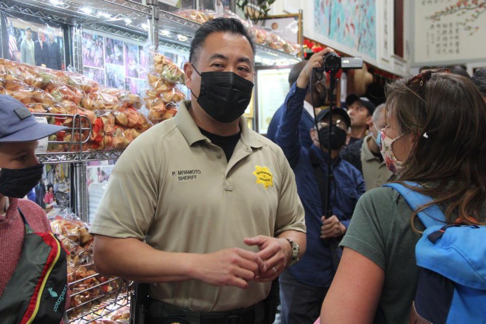 警局長譚保羅·宮本造訪華埠金門幸運籤語餅店。（記者李晗 / 攝影）