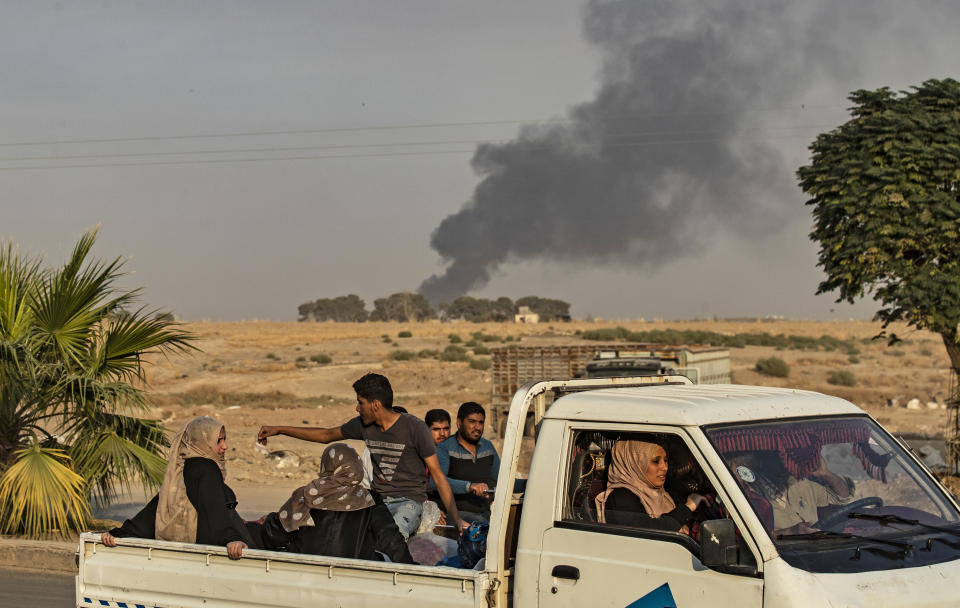 Zivilisten fliehen vor den türkischen Bombenangriff (Bild: Delil Souleiman/AFP)