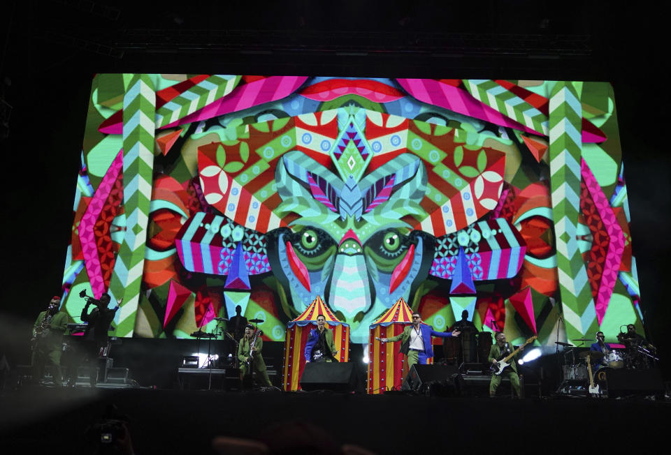 La banda Los Caligaris durante su presentación en el festival Vive Latino en la Ciudad de México el sábado 18 de marzo de 2023. (Foto AP/Fernando Llano)