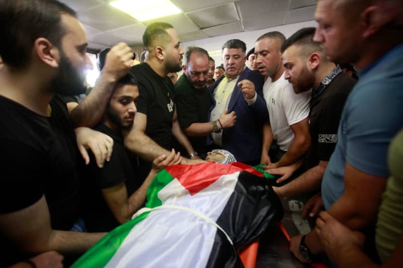 Palestinian mourners participate in the funeral of Abdel Nasser Sarhan, a Palestinian customs officer, in the Balata refugee camp. Sarhan was killed in an Israeli army operation, in the city of Tubas in the northern West Bank. Mohammed Nasser/APA Images via ZUMA Press Wire/dpa