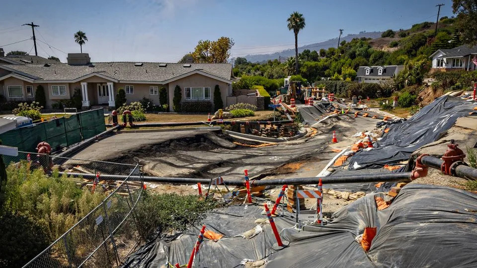 Severe landslide damage on Dauntless Drive near the Portuguese Bend Community, Rancho Palos Verdes, on September 1, 2024. - Jason Armond/Los Angeles Times/Getty Images