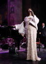 <p>Mit 75 war Aretha Franklin noch gut unterwegs. Hier trägt sie für einen Auftritt bei der Elton John AIDS Foundation Gala in New York City ein luxuriöses cremefarbenes Paillettenkleid mit Blumenapplikationen und einem weißen Pelzmantel. (Foto: Getty Images) </p>