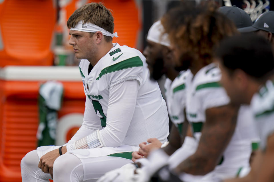 ACHIVO - Zach Wilson, quarterback de los Jets de Nueva York, se sienta en la banca durante la primera mitad del juego de la NFL en contra de los Titans de Tennessee, el domingo 3 de octubre de 2021 en East Rutherford. Zach Wilson ha sido suplido por los Jets de Nueva York por Mike White como el titular para jugar el domingo contra los Bears de Chicago. El coach Robert Saleh anunció la decisión el miércoles 23 de noviembre de 2022 después de evaluar y discutir la situación con sus asistentes. (AP Foto/Seth Wenig, Archivo)