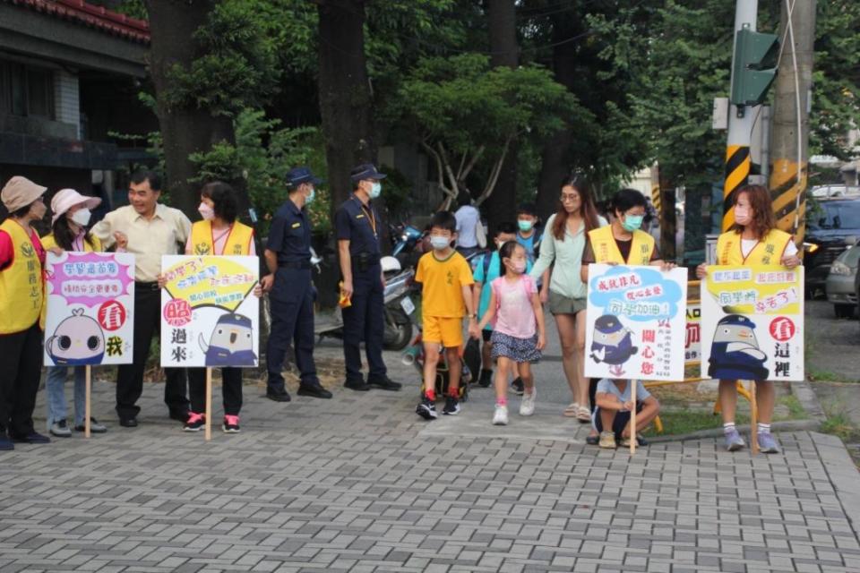 善化分局吸睛宣導看板，打起學生首日上學的精神。（記者張淑娟攝）