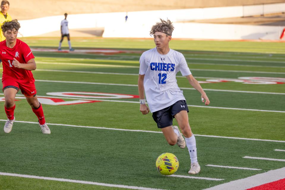 Lake View's Izaiah Rios dribbles the ball in a matchup against Sweetwater on March 12, 2024.