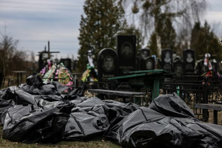 Des sacs mortuaires de civils tués à Boutcha, alignés dans un cimetière, le 5 avril 2022, au nord de Kiev, en Ukraine - RONALDO SCHEMIDT © 2019 AFP