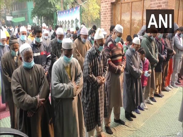 Faithful pray at the shrine of Sufi Saint Hazrat Syed Mohammad Janbaz Wali (RA) in Baramulla on Monday. (Photo/ANI)