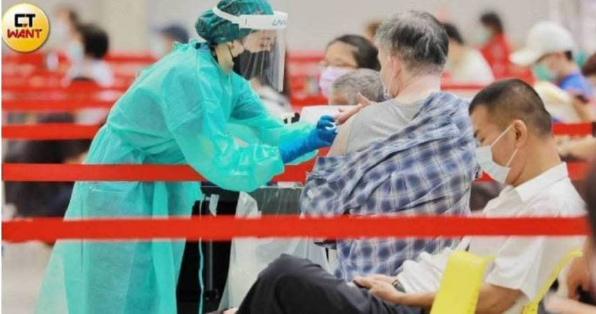 南韓一名88歲老婦於今年4月接種第1劑輝瑞（BNT）疫苗，卻出胸悶、全身劇痛等症狀。（示意圖，非當事人／林士傑攝影）