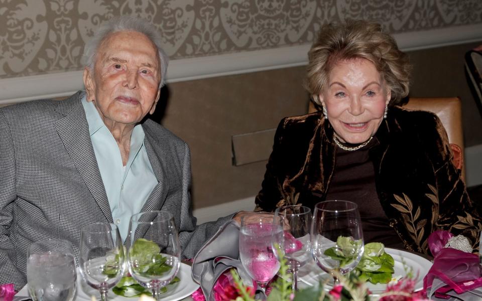 65 Jahre lang war Anne Douglas mit dem Schauspieler Kirk Douglas verheiratet. Er starb im Februar 2020. (Bild: 2017 Tibrina Hobson/Getty Images)