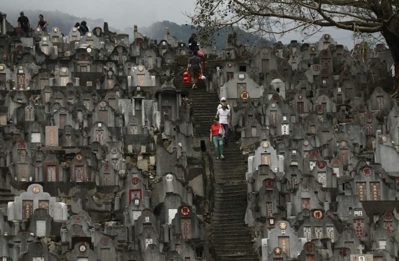 People visit Diamond Hill Cemetery, one of the city's oldest graveyard, on the day of the annual Ching Ming Festival to pay respect to the ancestors honoring the thousand year old tradition. Liau Chung-Ren/ZUMA Press Wire/dpa