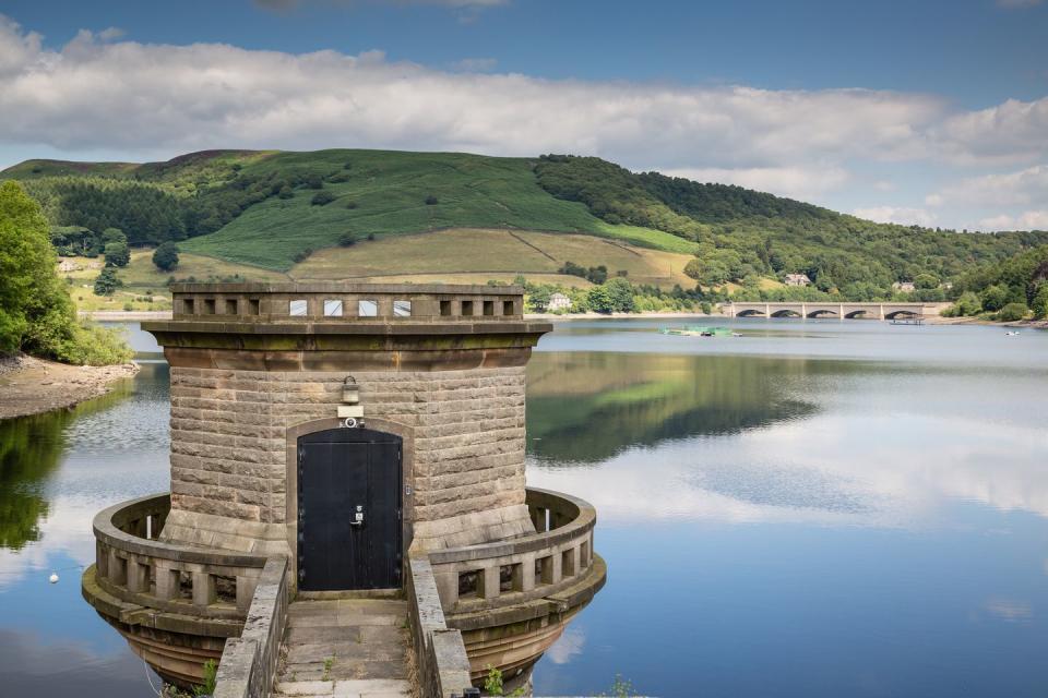 visit peak district   ladybower tower