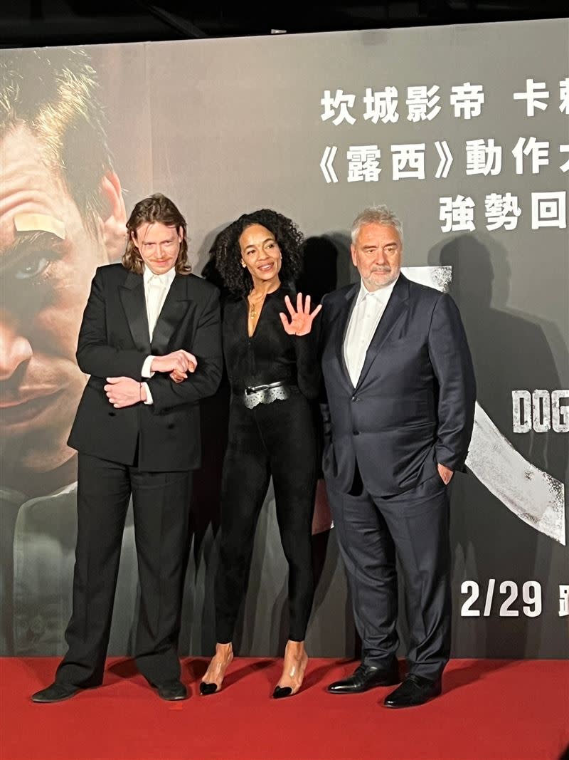 卡賴伯蘭李瓊斯（左起）、維吉妮貝松、盧貝松出席《人犬》首映會。（圖／記者陳穎攝影）
