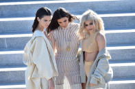 <p>Seltsamerweise zeigte bei Kanye West Yeezy Season 4 Fashion Show nur die Jüngste ihre Underboobs. Vielleicht wollte Kim als Ehefrau des Designers an diesem Tag auch einfach nur seriös wirken, denn zu viel Busen gibt es bei den Kardashian/Jenners ja eigentlich nicht.</p>