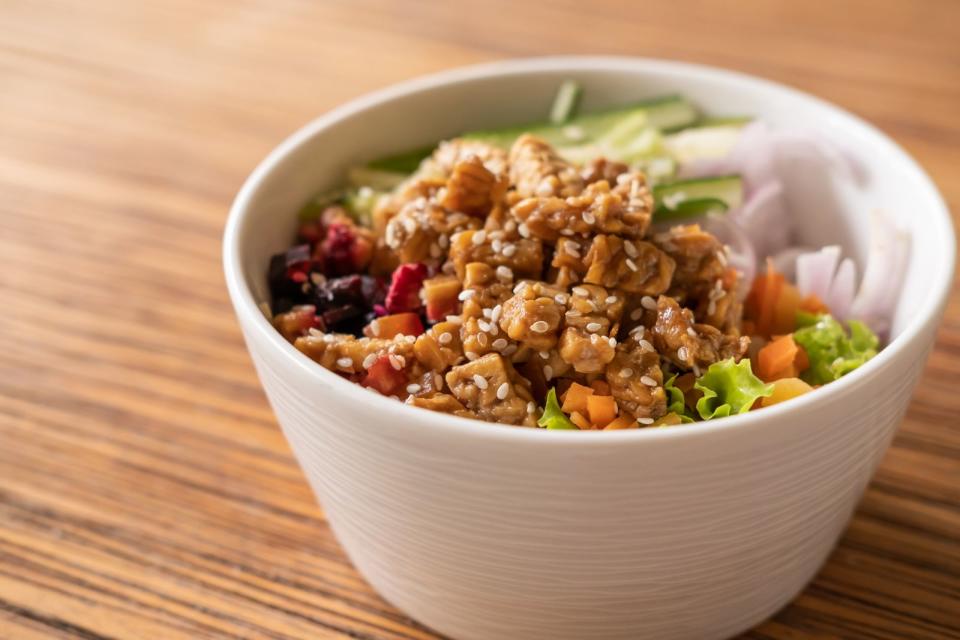 Poke-Bowl mit fermentierten Sojabohnen