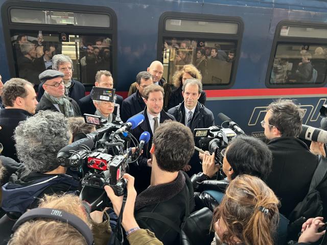 Jubilation in Paris as sleeper train from Berlin resumes service