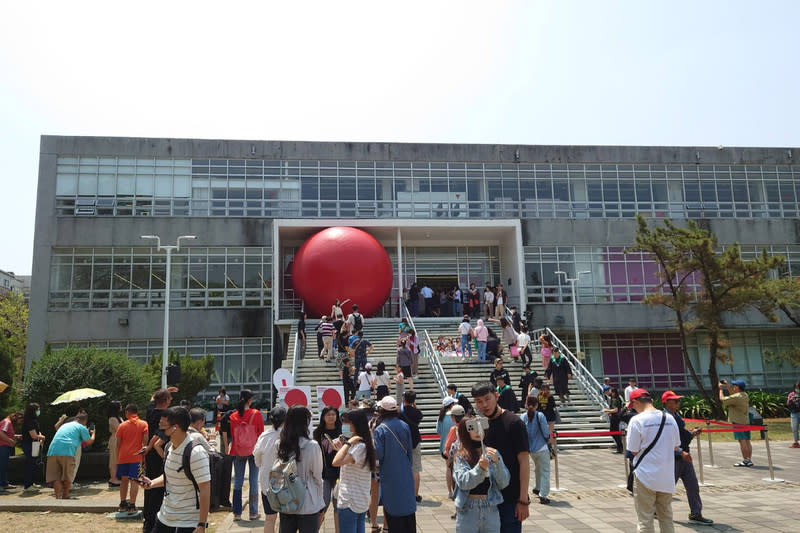 紅球台南移展成大未來館（2） 紅球台南歷史街區策展行動1日移展國立成功大學未 來館，湧入大批人潮在不同角度取景拍照。 中央社記者楊思瑞攝  113年4月1日 