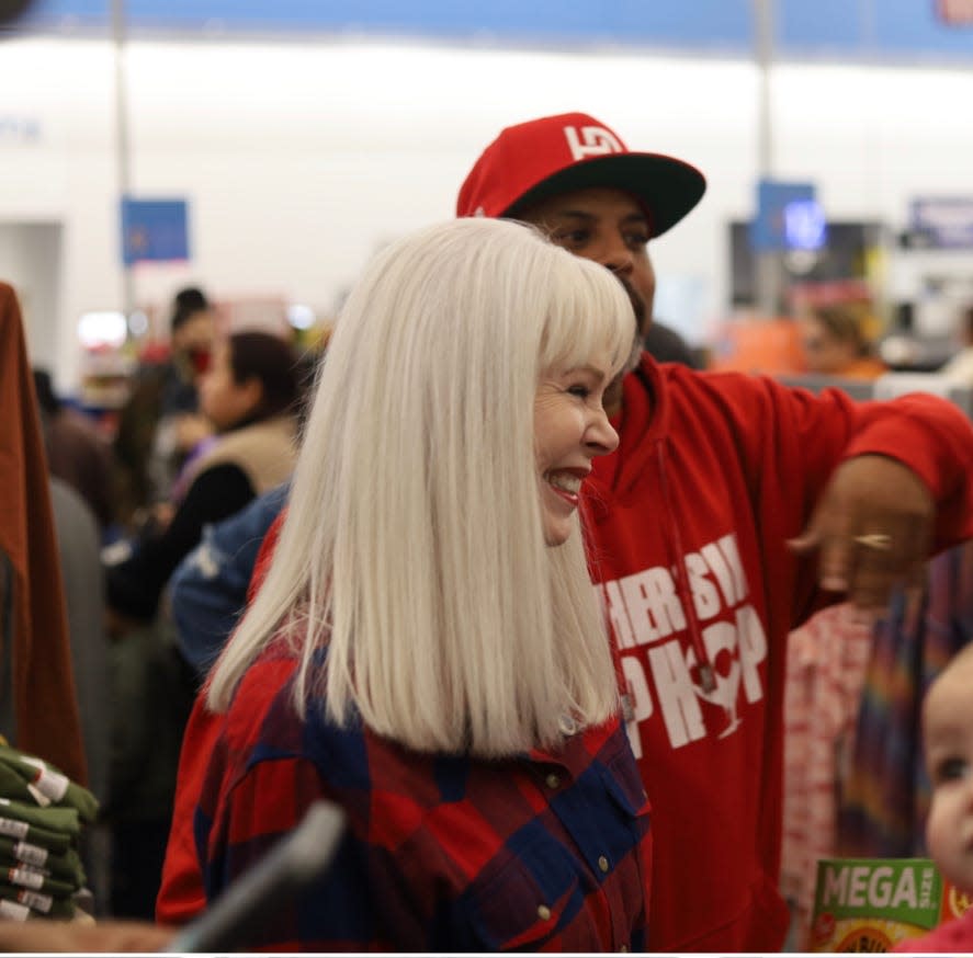 Fathers In Hip Hop Founder Scott “Justified” Smith and Victorville Mayor Debra Jones handed out thousands of dollars in store gift cards on Dec. 23 at the Super Walmart on Palmdale Road in Victorville.