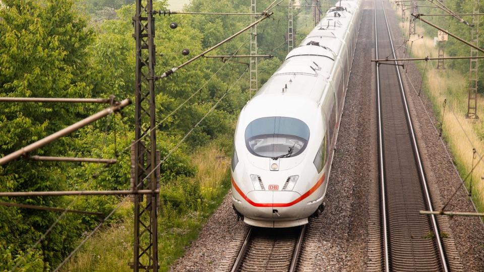 Auf wichtigen Strecken sollen ICE der Deutschen Bahn künftig alle 30 Minuten fahren - zuerst zwischen Berlin und Hamburg.